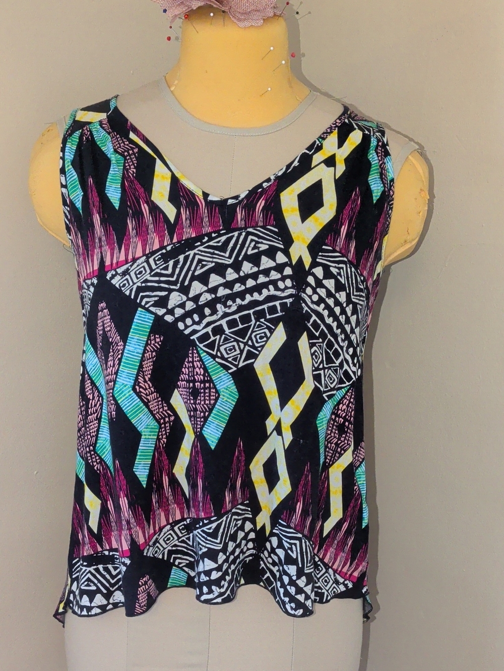 Sleeveless Geometric Print Women's Top - Black/Magenta/Turquoise